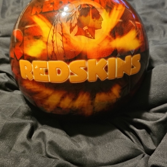 Redskins bowling ball with case - Picture 3 of 3
